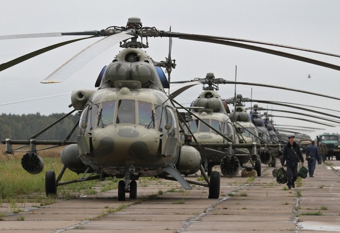 Đội hình trực thăng Mi-8 trên đường băng